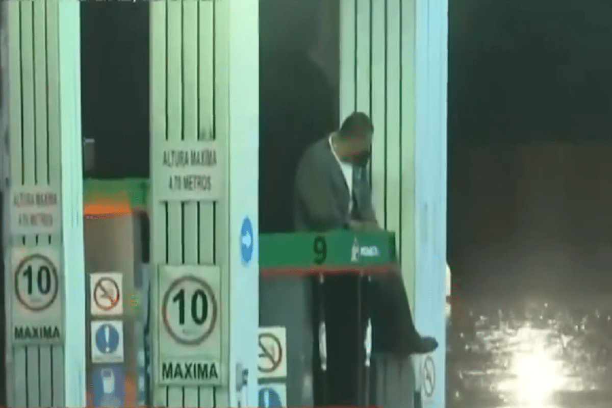 Empleado de gasolinera queda atrapado por lluvias en el Edomex