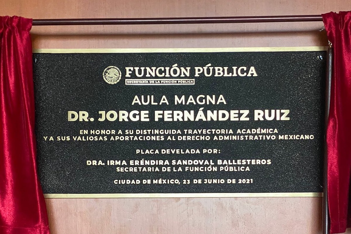 Irma Eréndira Sandoval aún devela placas en la SFP