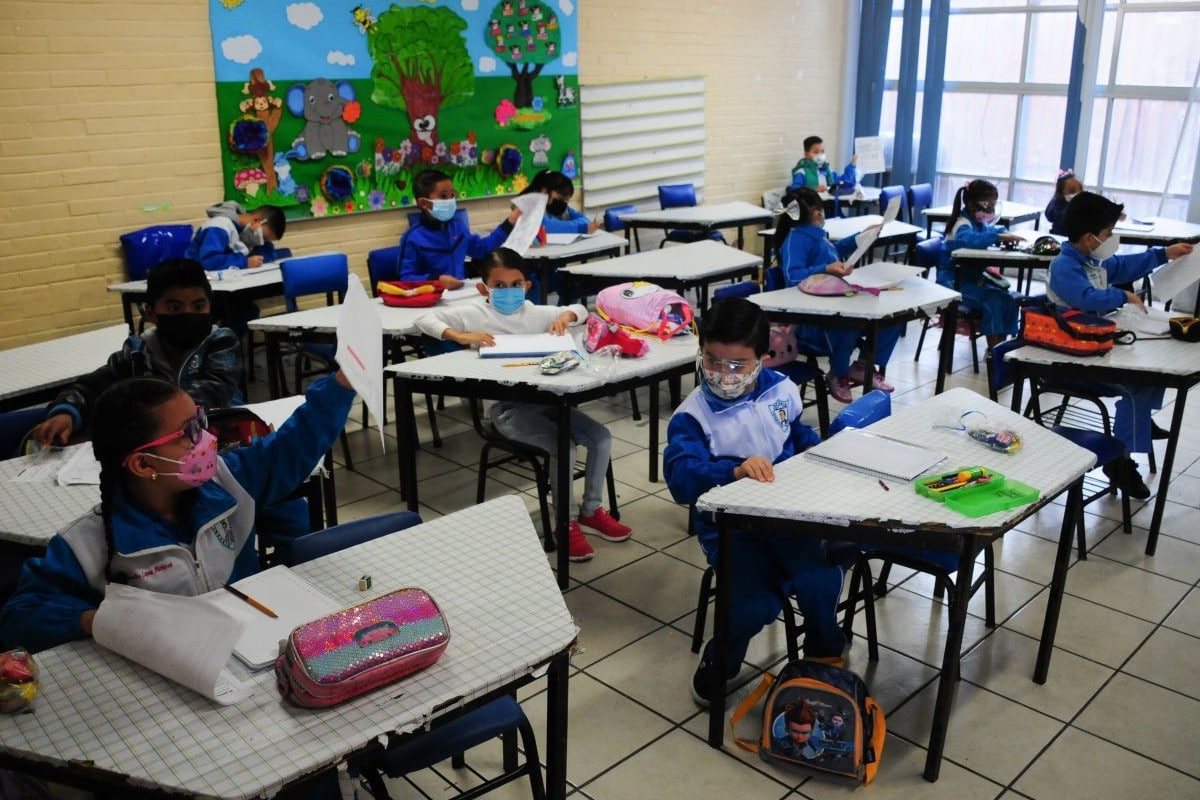 Las comunidades escolares de la CDMX que decidan continuar con clases presenciales deberán cumplir los protocolos sanitarios.