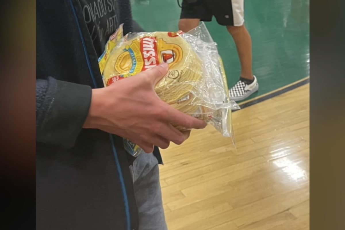 Lanzan tortillas en juego colegial