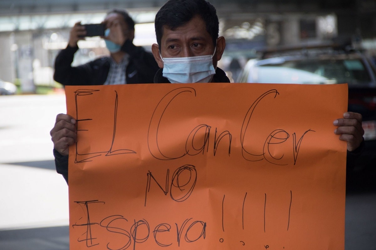 Manifestación de pacientes con cáncer en el AOCEsto dice el INSABI sobre los fármacos e insumos para pacientes con cáncer en el AICM