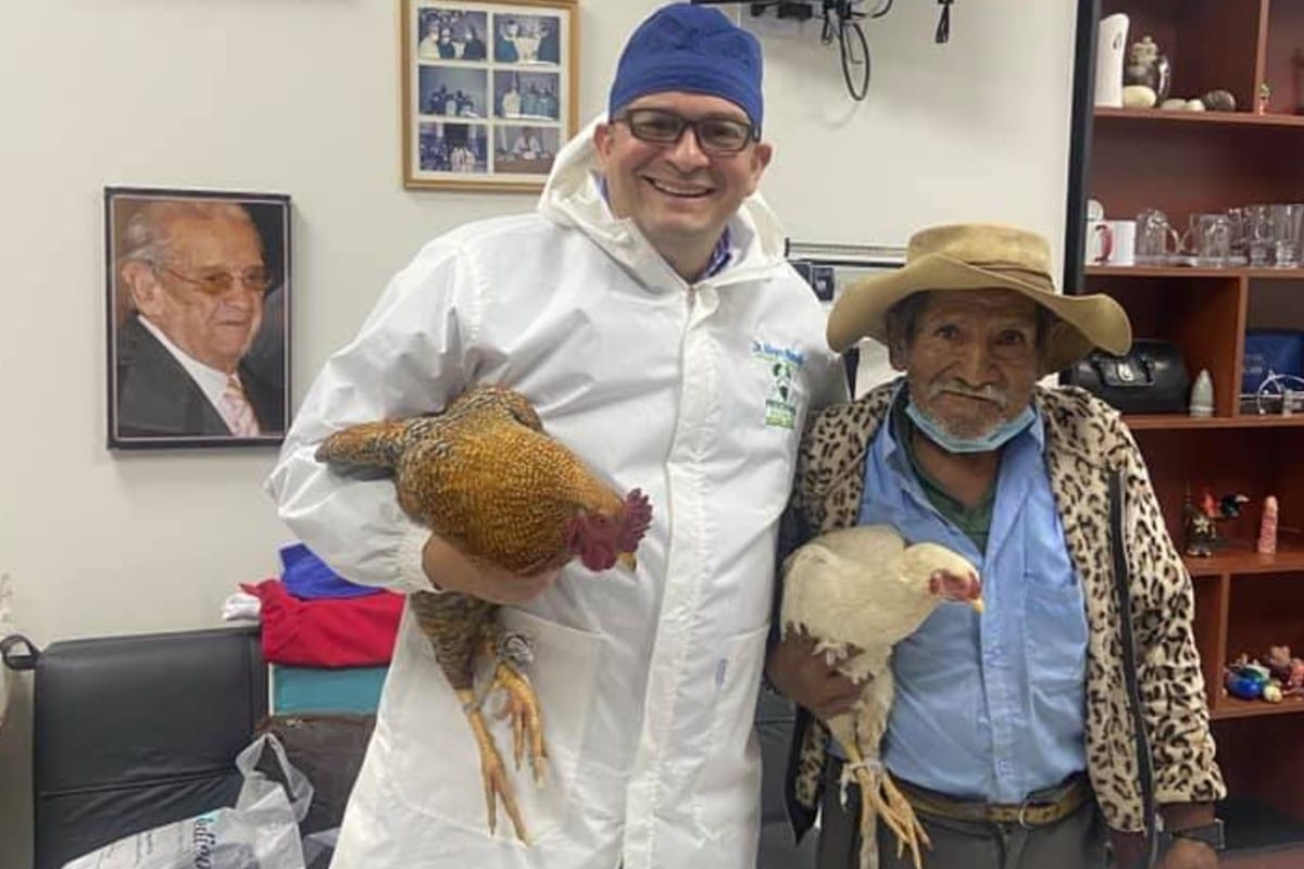 Abuelito paga con 2 gallinas