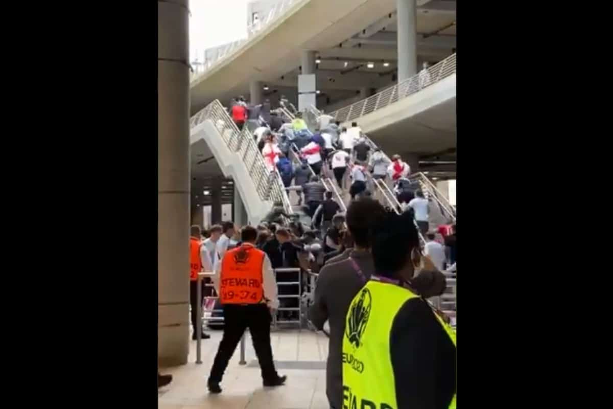 Aficionados de Inglaterra entran a Wembley