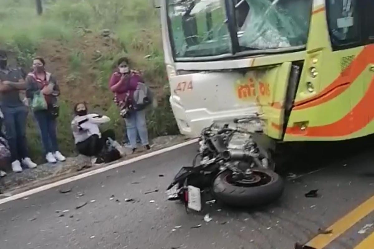 Autobús embiste motocicleta