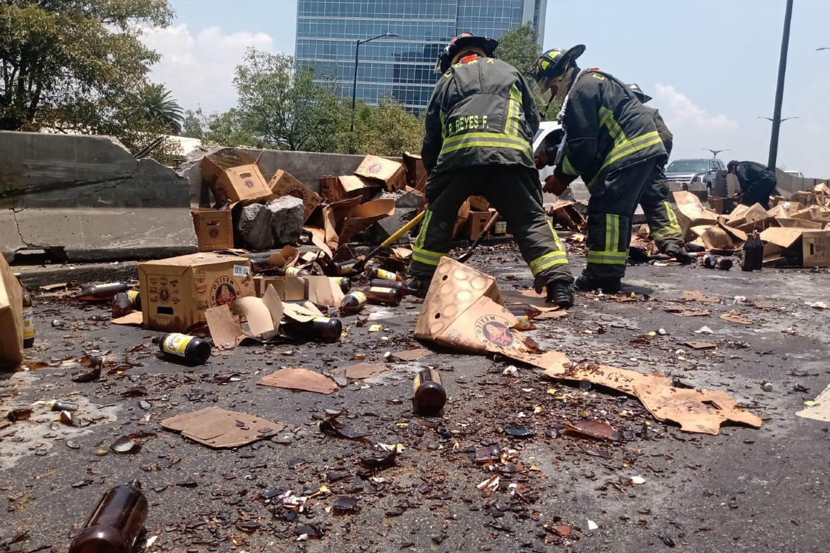 Tráiler tira cartones de cerveza