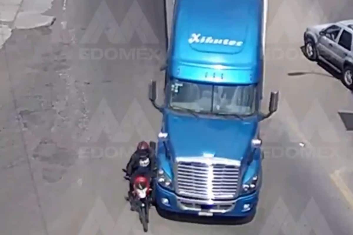 Tráiler embiste a moto