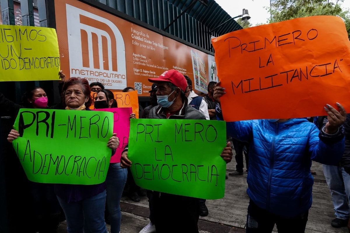 Militantes del PRI mantienen plantón en CEN del PRI