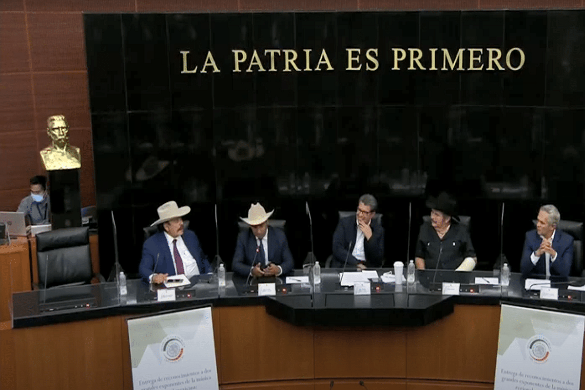 Senadores se ponen a cantar