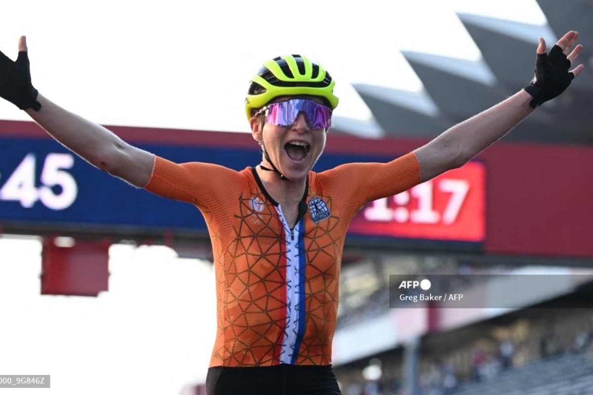 Annemiek Van Vleuten festejó primer lugar, pero llegó en segundo