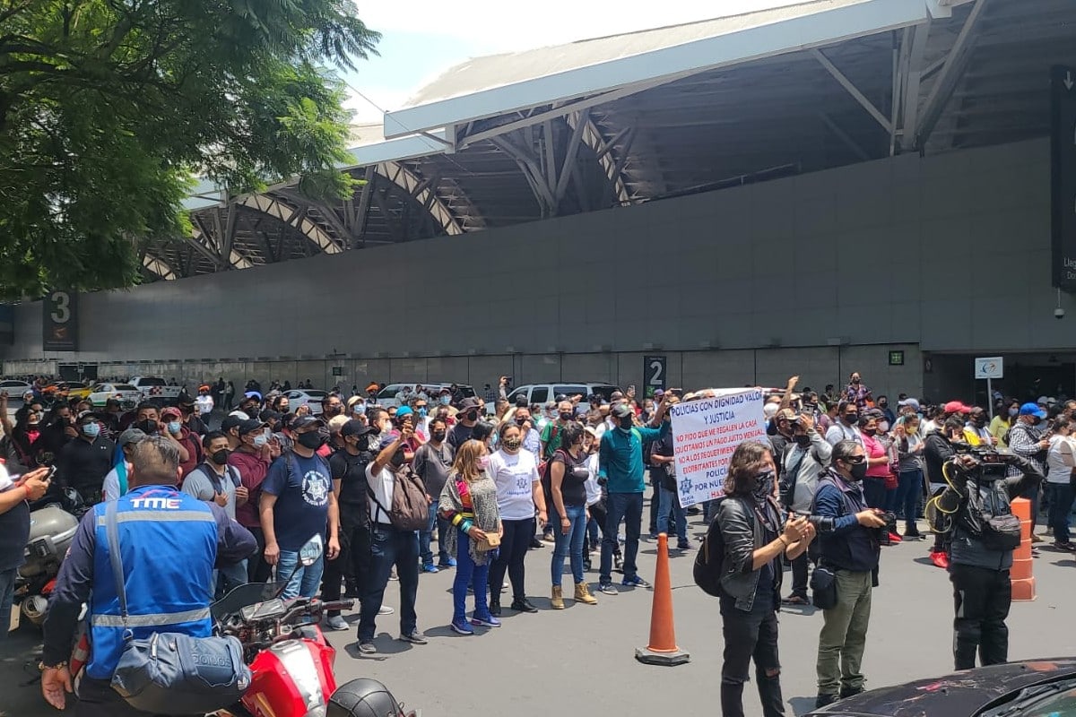 Los inconformes están a las afueras de la Terminal 1 del AICM.