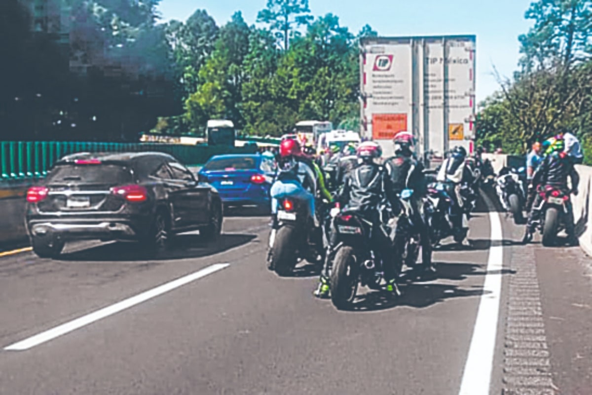 Las motocicletas de pista o de velocidad tienen el motor sumamente desarrollado, pueden levantar de cero a 100 kilómetros en 8.5 segundos