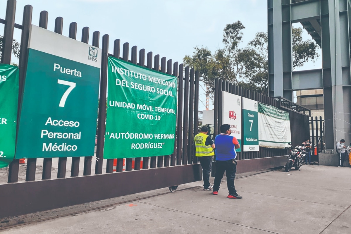 Autoridades del IMSS trabajan en la logística para retirar el equipo y al personal que todavía atiende a alrededor de 70 pacientes con Covid-19 en el CAT