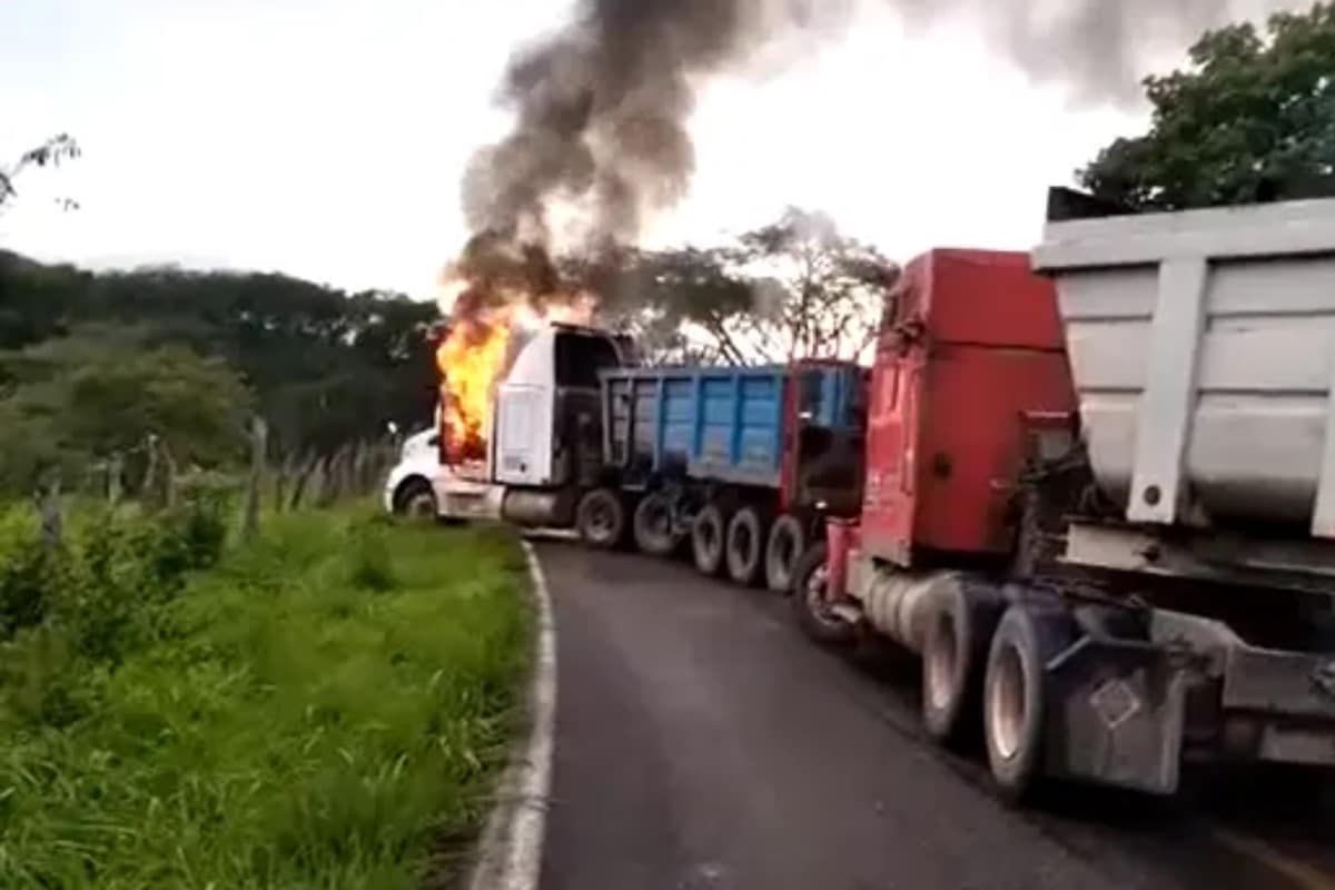 Enfrentamiento entre Cártel y autodefensas