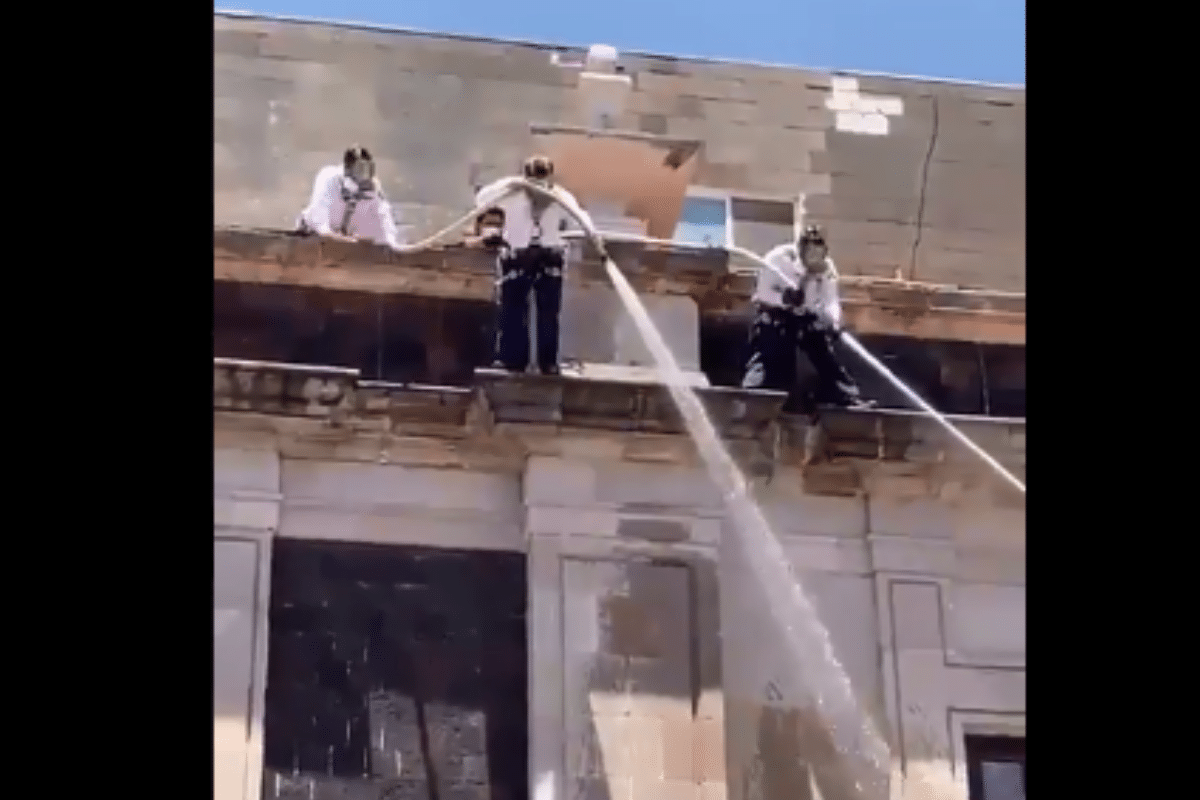 Bañan con extintores y agua a feministas pro aborto en Toluca