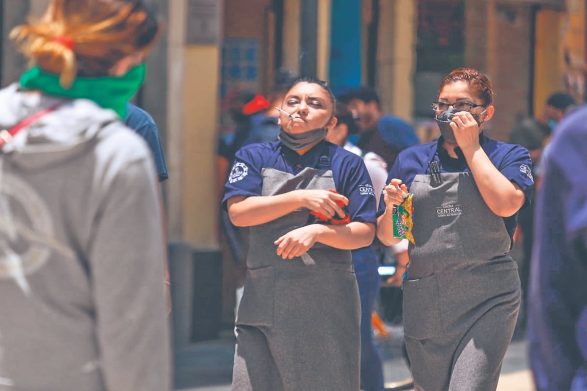 A pesar de que entró en vigor la campaña “Madero 100% Libre de Humo”, ayer se vio a varias personas fumando en el corredor peatonal