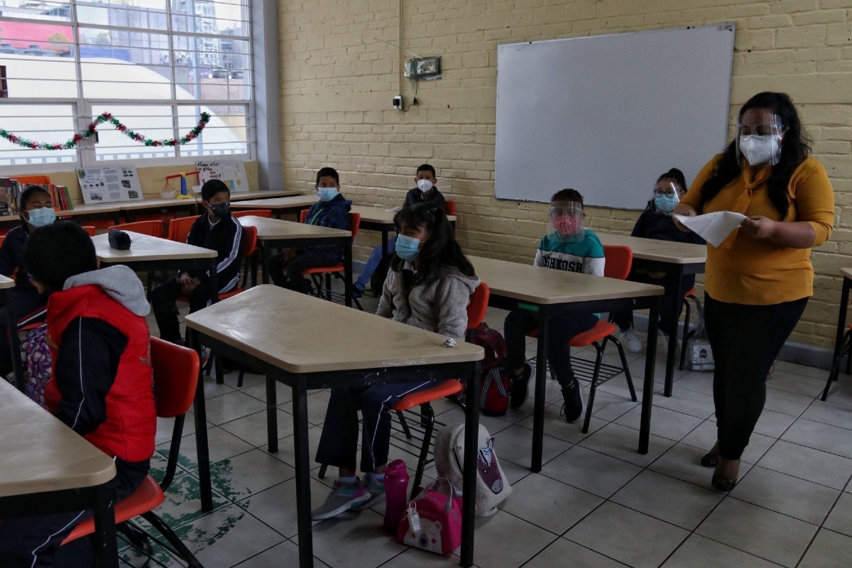 Maestra con Covid detona contagios