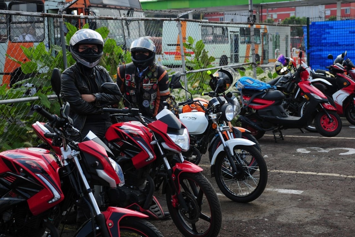 Algunos motociclistas le entran a los llamados "aflojacurvas"