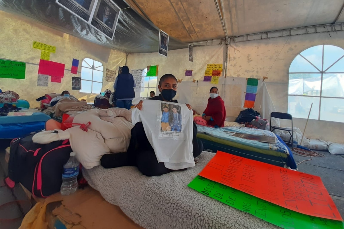 Con la imagen de Miguel Ángel Juárez Peña, su padre, y de Jorge Daniel Juárez Vargas, su hermano, en una playera, Nayeli pide justicia