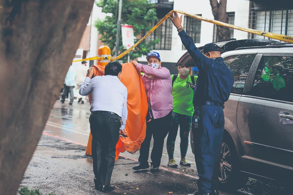 De manera gradual, los habitantes del edificio se coordinan para reestablecer los vidrios y limpiar, mientras que la Avenida Coyoacán ya fue reabierta