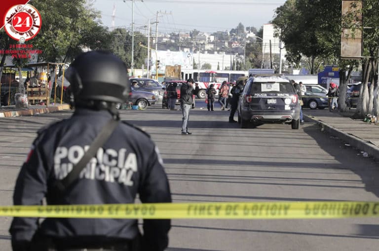 El hombre fue captado mientras manipulaba la cabeza en las inmediaciones de la Central de Abasto de Puebla.