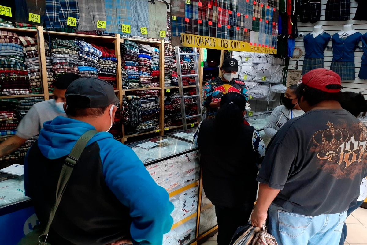 Tanto en la Plaza Mesones como en supermercados y papelerías la afluencia de clientes ha aumentado poco a poco