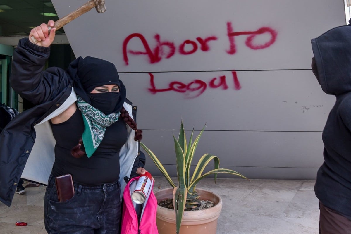 Durante la manifestación de ayer, parte de las feministas portaban martillos y palos.