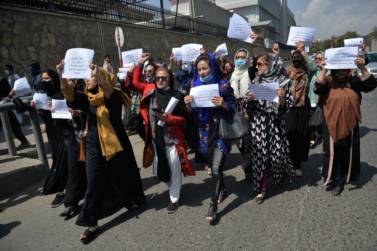 Mientras las actividades cotidianas en Afganistán siguen su curso, como los rezos en las mezquitas por parte de los hombres musulmanes, un incipiente movimiento de protesta de mujeres nace en Kabul