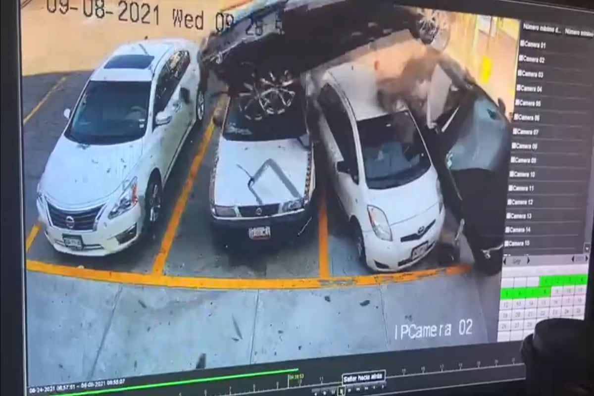 Auto volando en San Pedro, Nuevo León