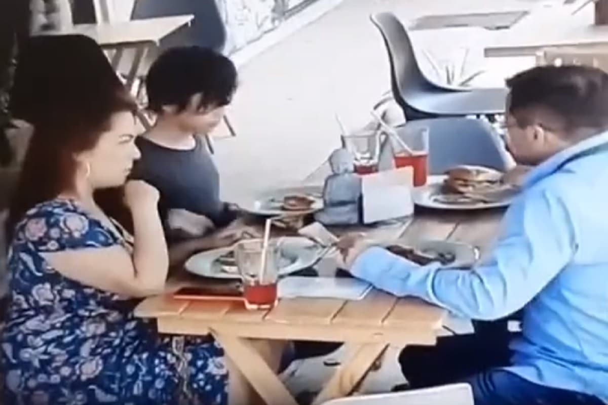 Evidencian a familia que pone cabello a su comida en restaurante