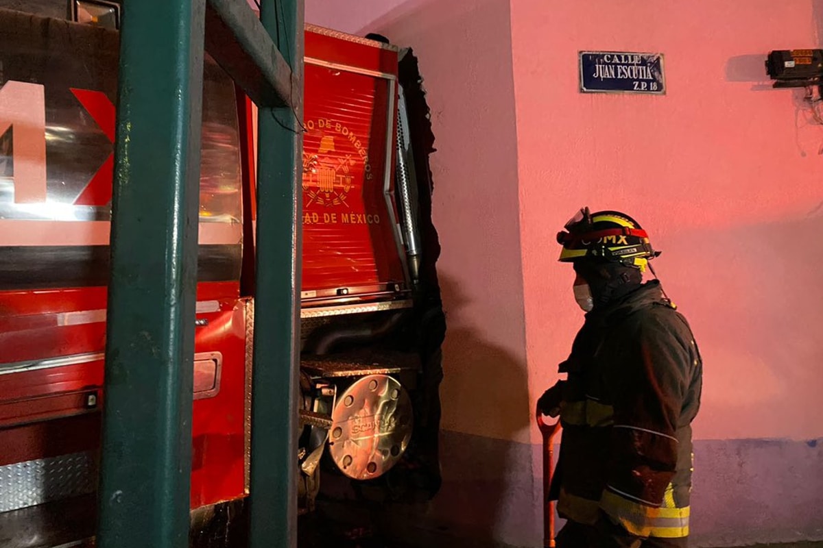 Foto: @Bomberos_CDMX | Cuatro mujeres y dos bomberos resultaron lesionados por el impacto.