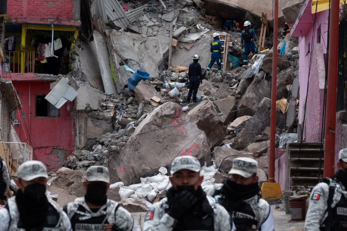 AMLO se comprometió a ayudar a los habitantes del cerro del Chiquihuite.