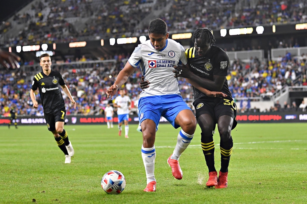 A los tres minutos del partido, Cruz Azul cometió una falta cerca de su área, misma que terminó por ser decisiva