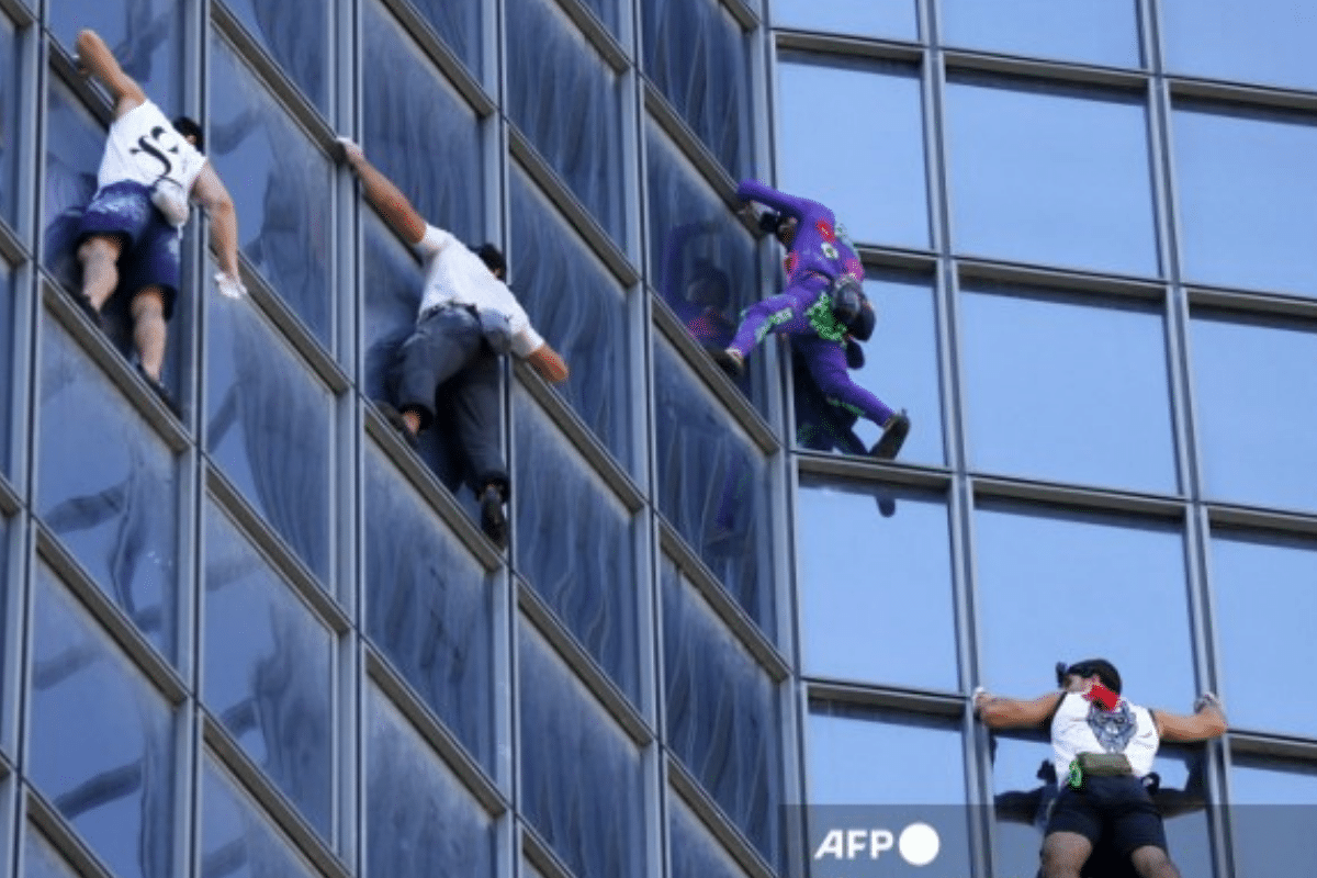 "Spiderman Francés" protesta contra el pasaporte sanitario a 187 metros de altura