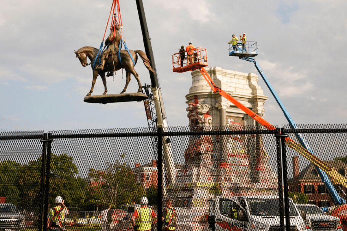 Retiran la estatua del general confederado Robert Lee en EU, te contamos por qué