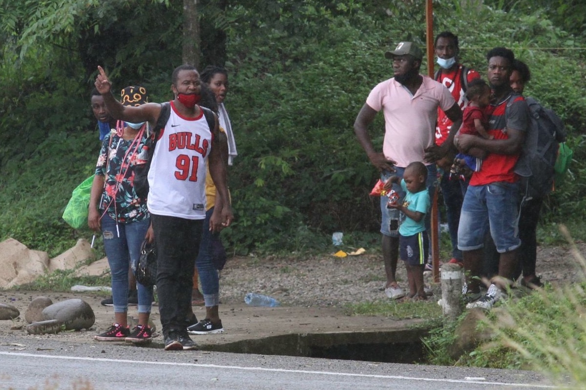 México incapaz de regular la migración; haitianos huyen en caravana