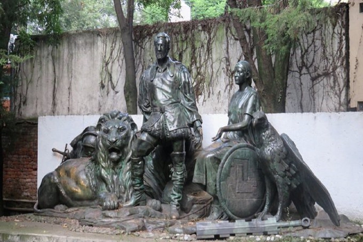 Escultura de Hernán Cortes