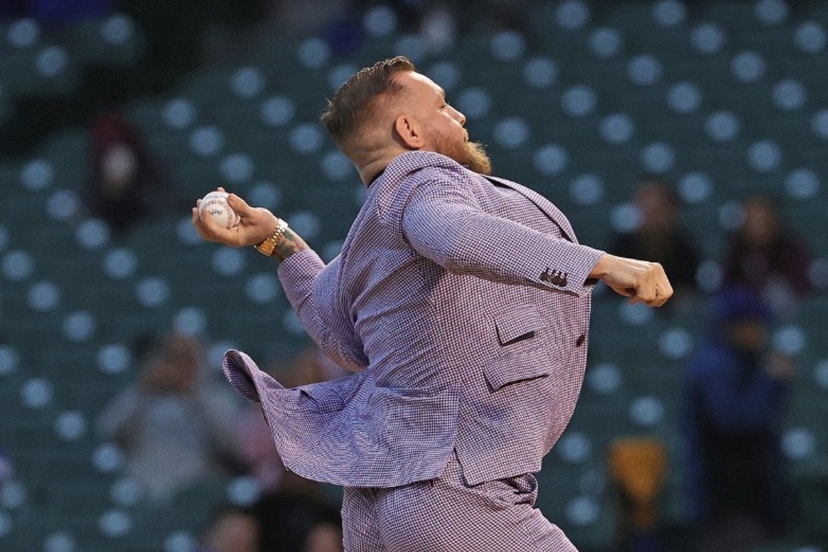 McGregor lanza primera pelota en duelo de béisbol