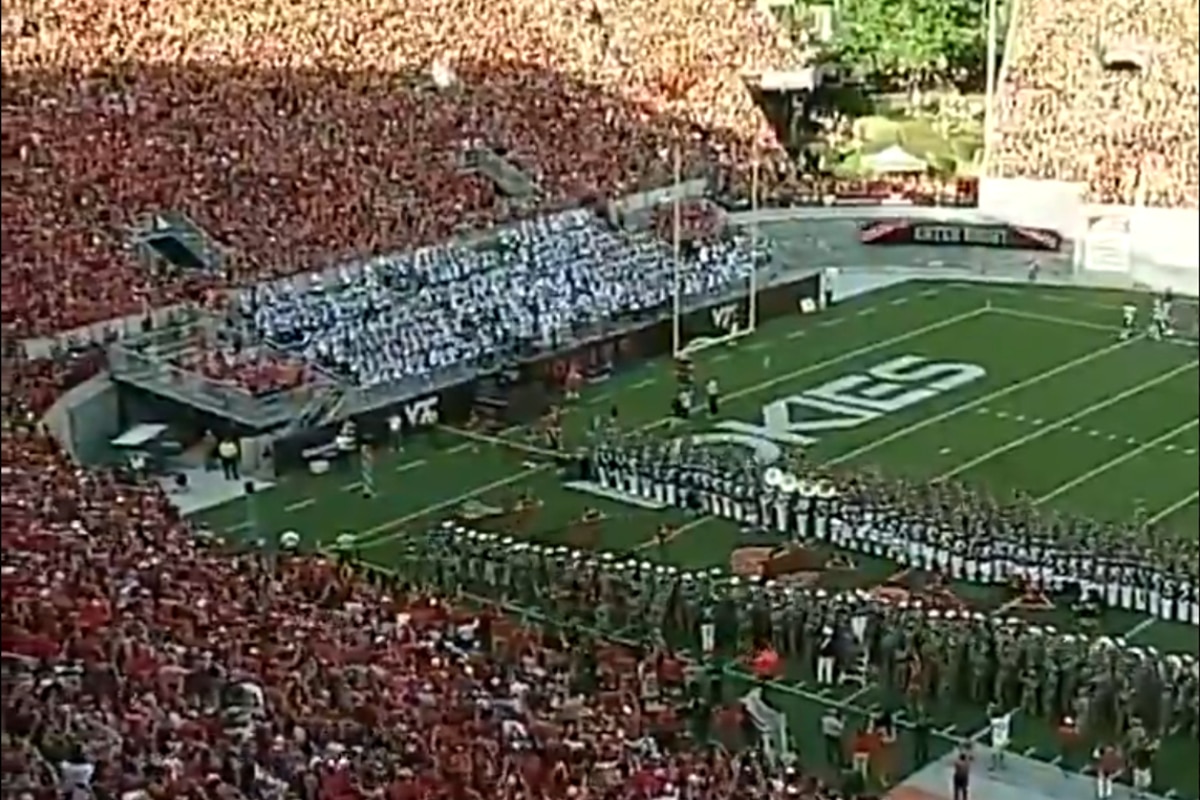 Los asistentes al partido colegial entre Virginia Tech y North Carolina desataron polémica en redes