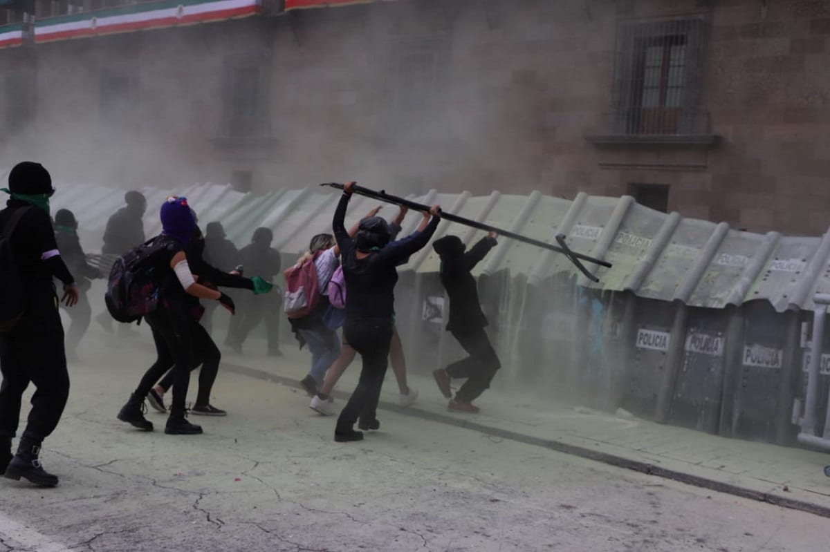 Calderón condena agresión a mujeres policías.