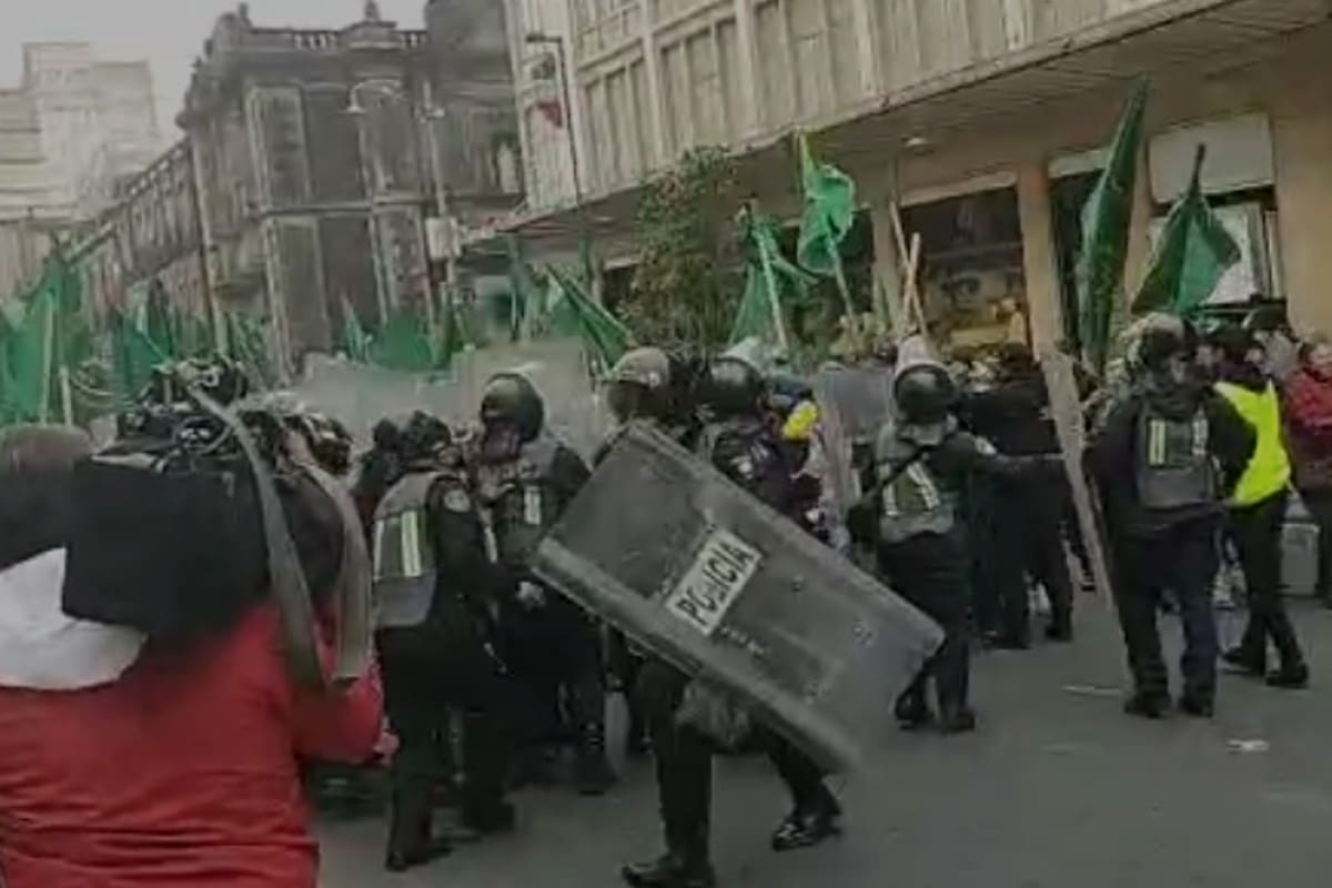 Manifestantes de la UNTA se enfrentaron a elementos de la SSC.