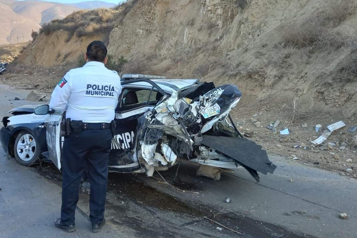 El tráiler que transportaba rollos de acero impactó contra cinco unidades de seguridad.