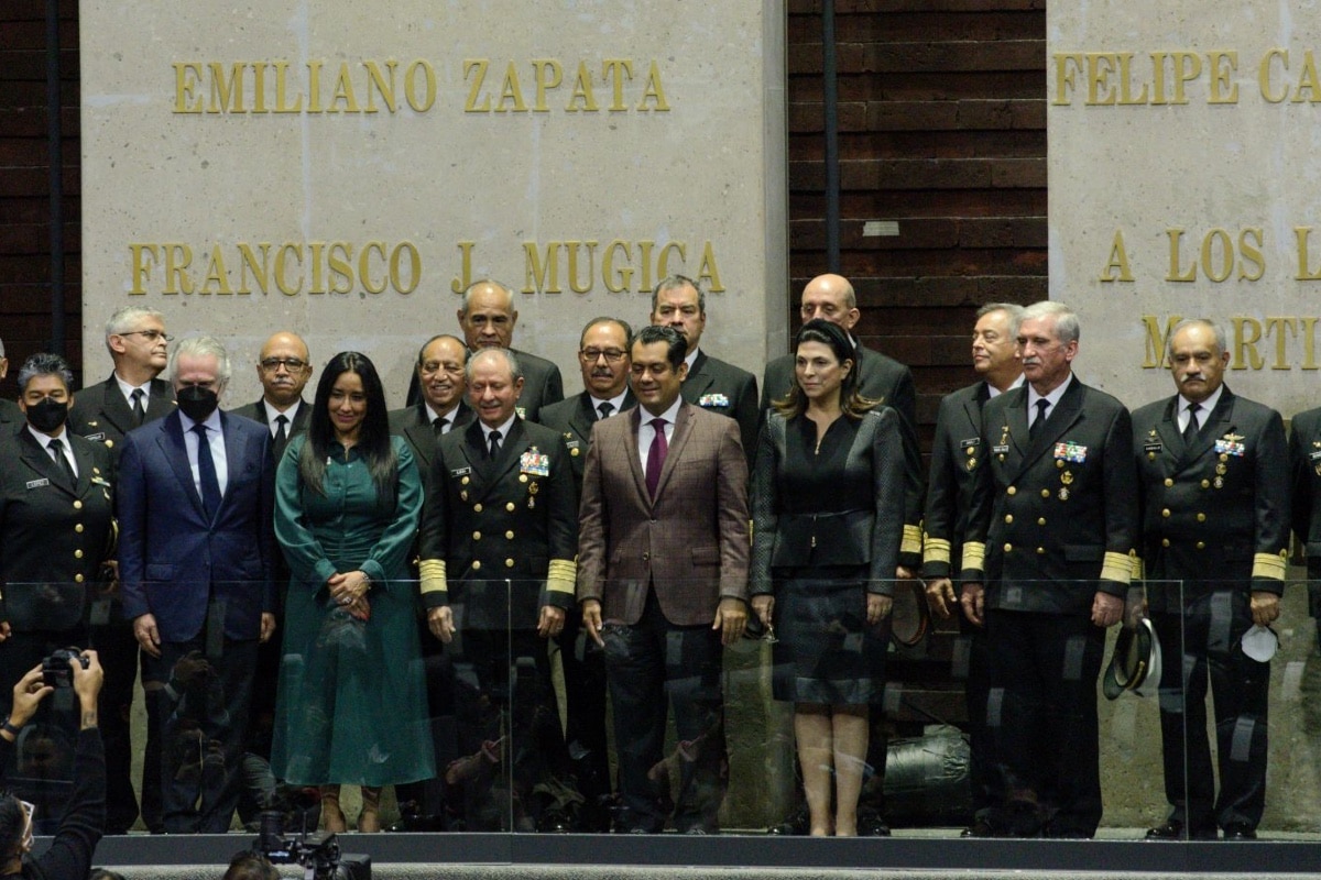 Conmemoran diputados 200 años de la Armada; oposición critica imposición de tareas extras