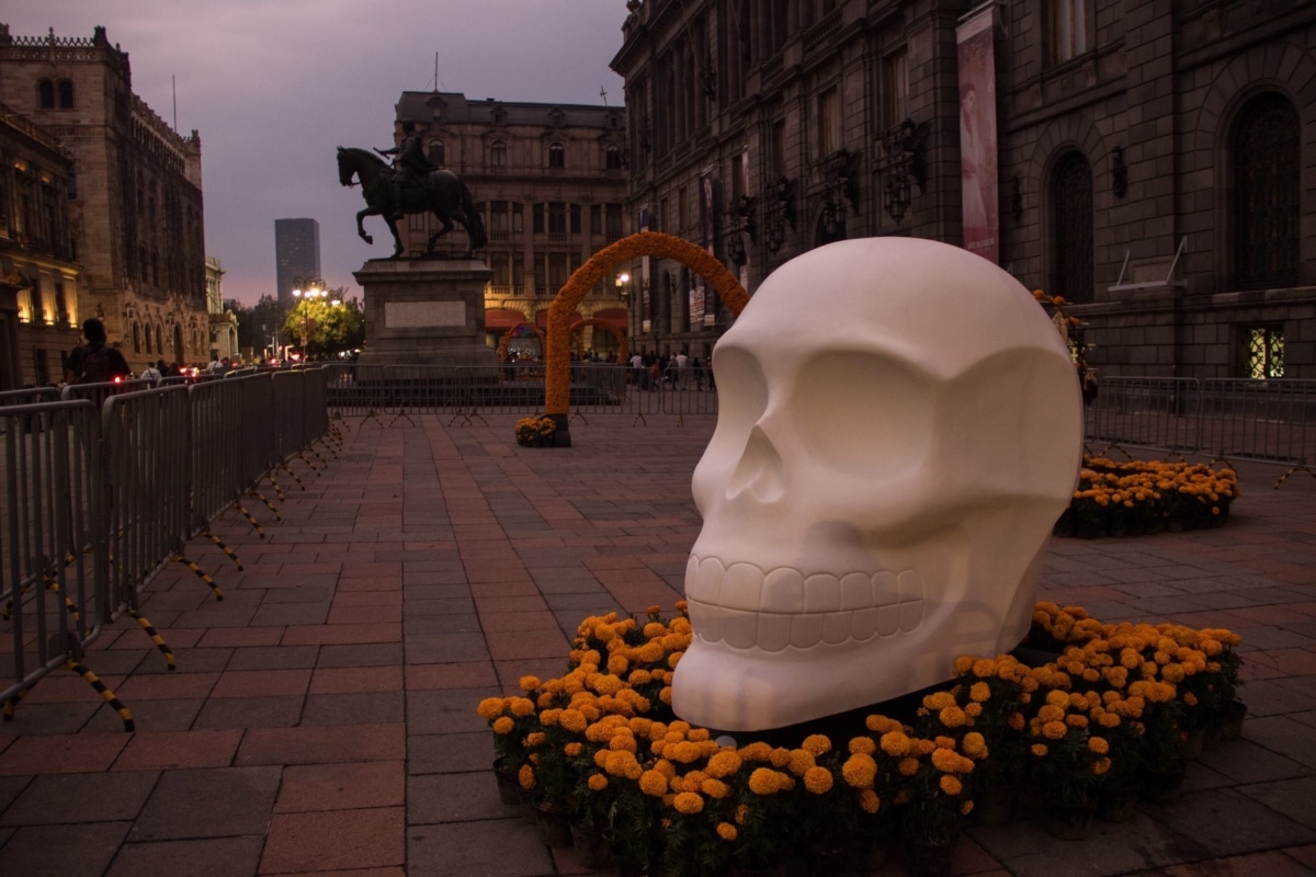 Además de las ofrendas, el público podrá visitar hasta el 9 de noviembre en el Monumento a la Revolución, los “Fridacráneos”