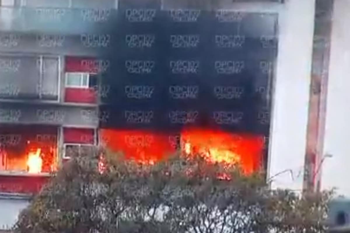 VIDEO. 2 lesionados por fuerte incendio en departamento; rescatan a mascotas