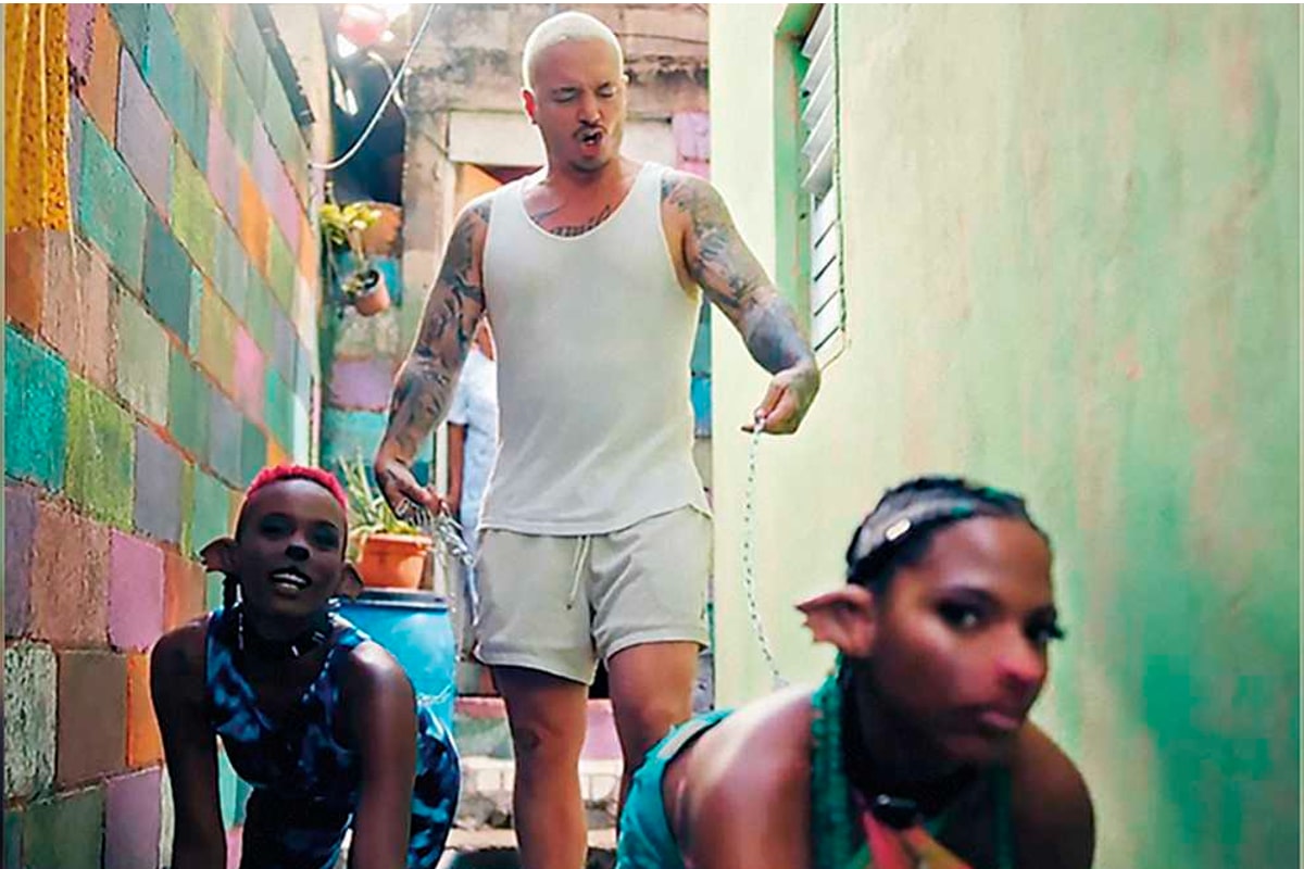 Foto: captura | En el video, J Balvin aparece junto a mujeres personificadas como animales, de rodillas y con bozales.