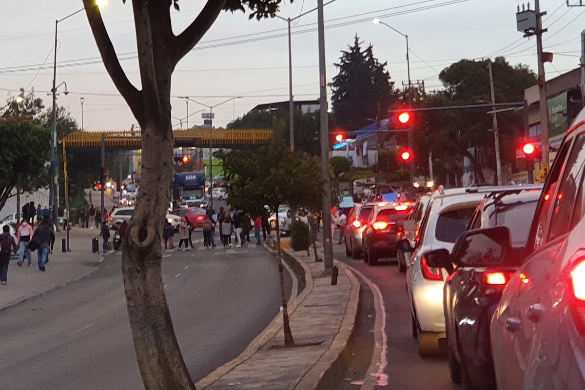 Vecinos bloquean la Picacho-Ajusco: exigen agua