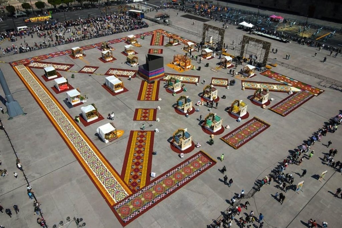 Lista la ofrenda de Día de Muertos del Zócalo capitalino