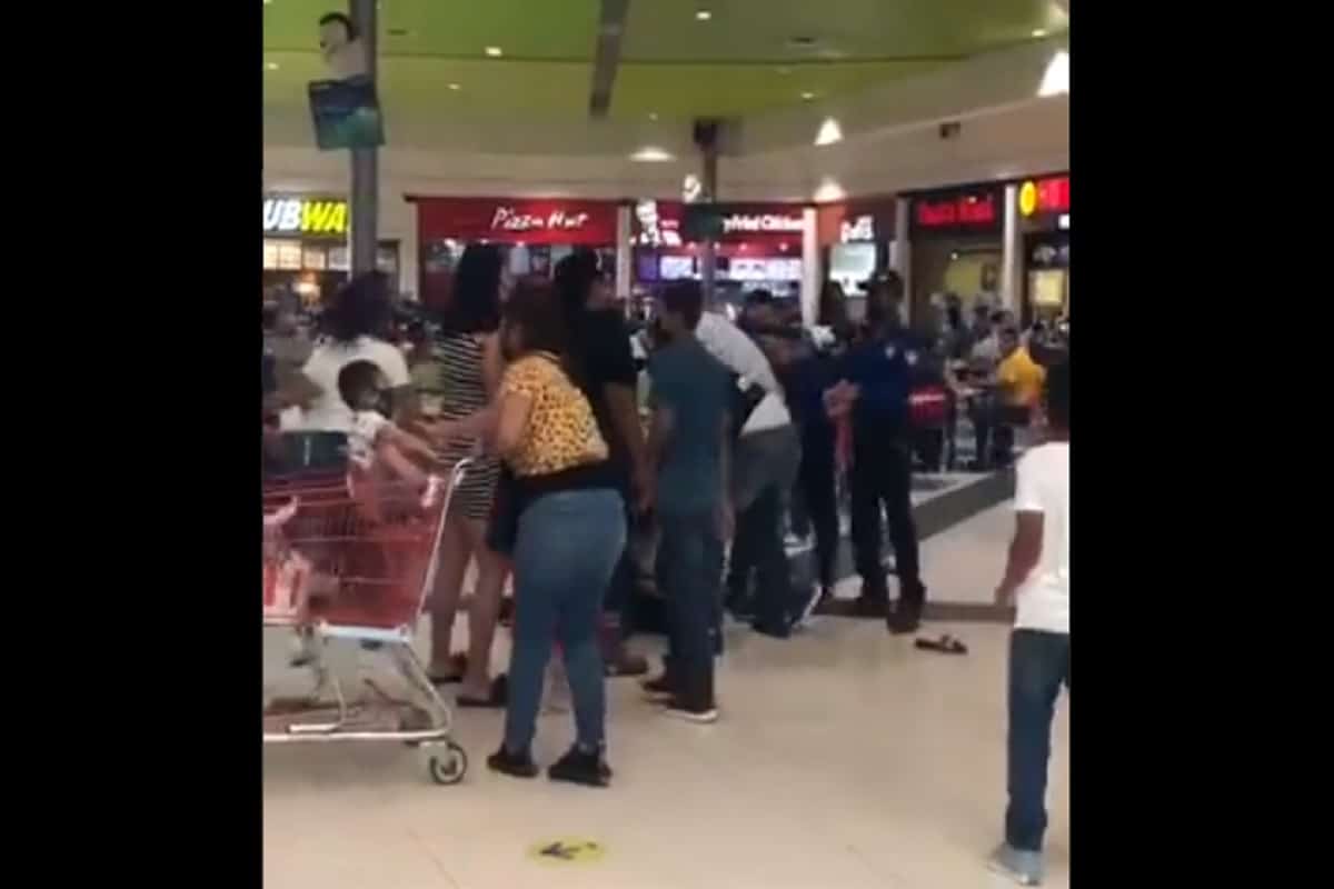 Pelea campal en restaurante por una mesa.