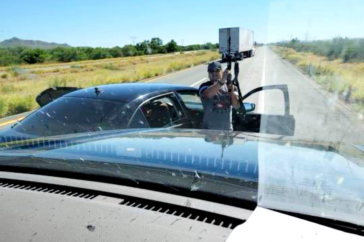 Presuntos sicarios encañonan a familia estadounidense en carretera