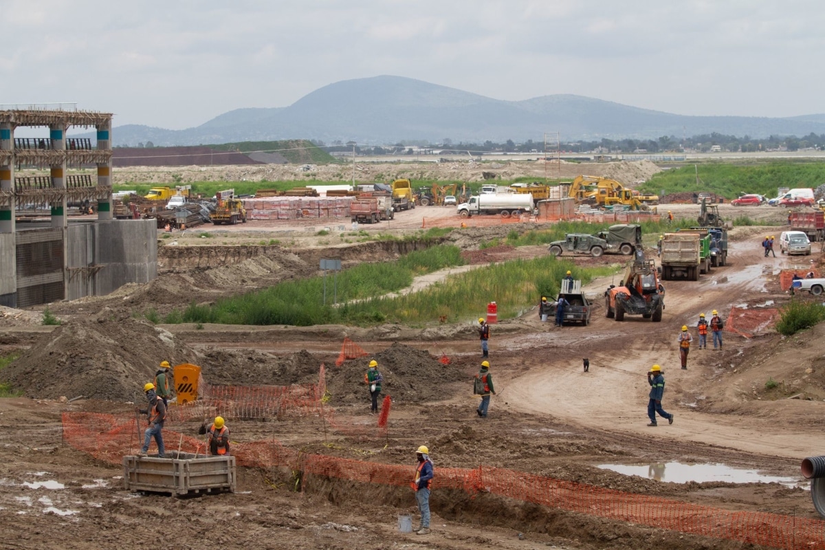 Foto: Archivo. AMLO señaló que el acuerdo es para evitar que las obras se detengan por la burocracia.